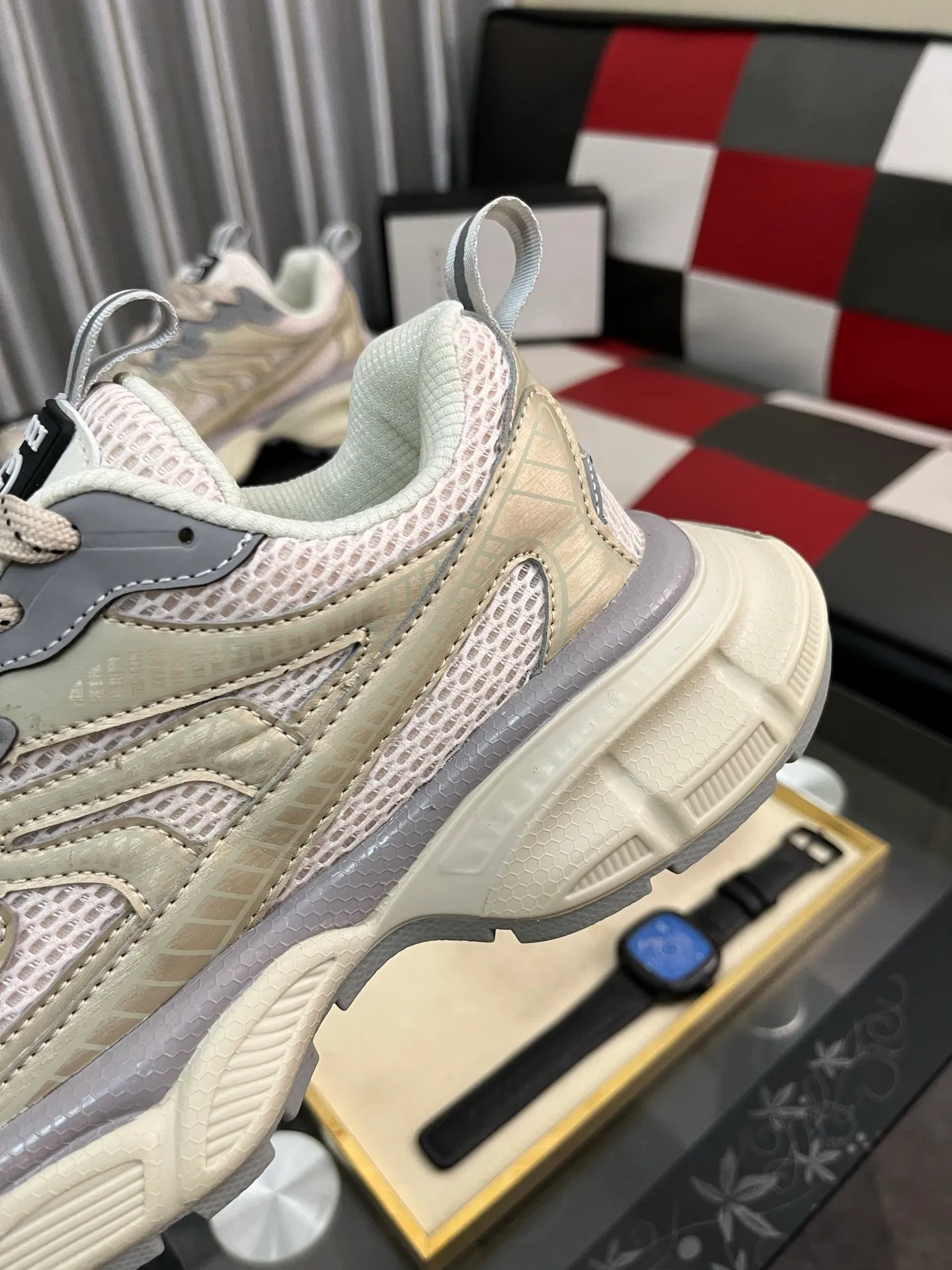 Men's shoes 💰480⌚️⌚️ Gucci •Gucci original quality. ~ Unique modern style sneakers. 🏃A must-have casual shoe for trendy men😍😍 Original brand imported from Italy, imported original leather, sheep lining (refuses to discolor and grind feet) Sole: Original sole specially provided by the original factory, French lazy style design ⚠️Fit the foot. Original quality code number: 38-442️⃣Colors available